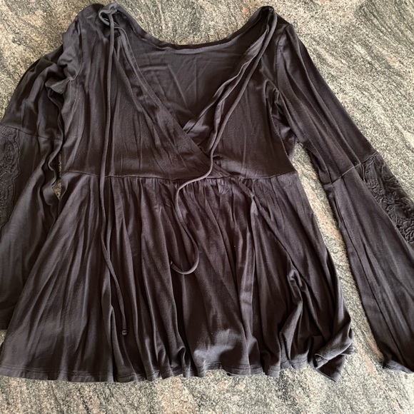 American Eagle Outfitters Slate Grey Flare Arm V Neck Open Back Long Sleeve - Picture 10 of 10